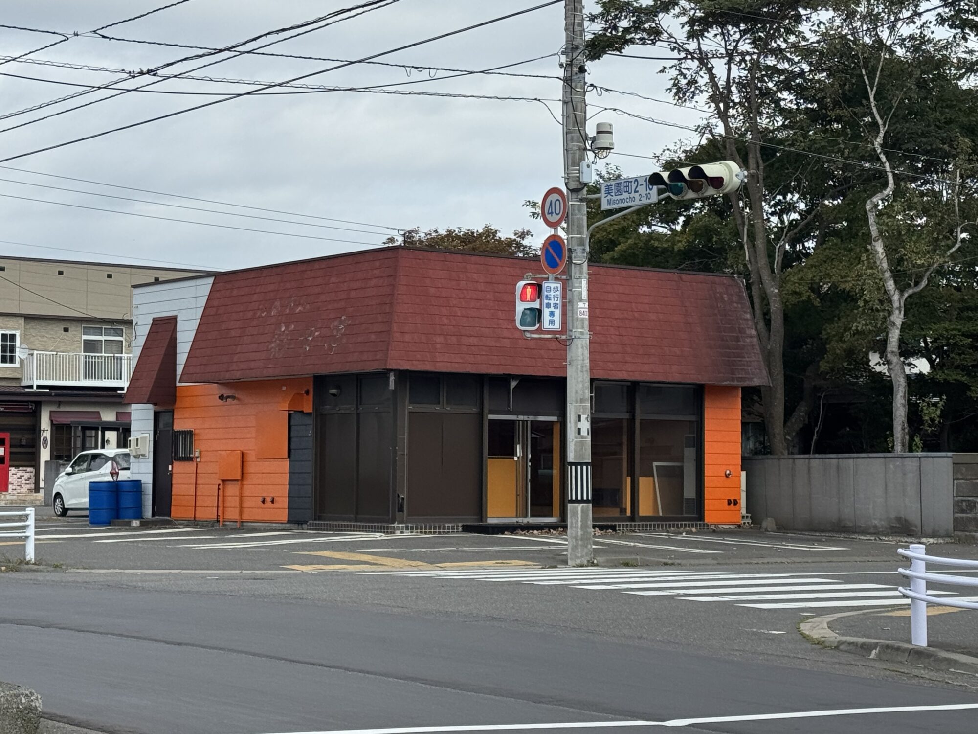 市内にオレンジ色が次々と？気になる2軒の建物を見つけました。