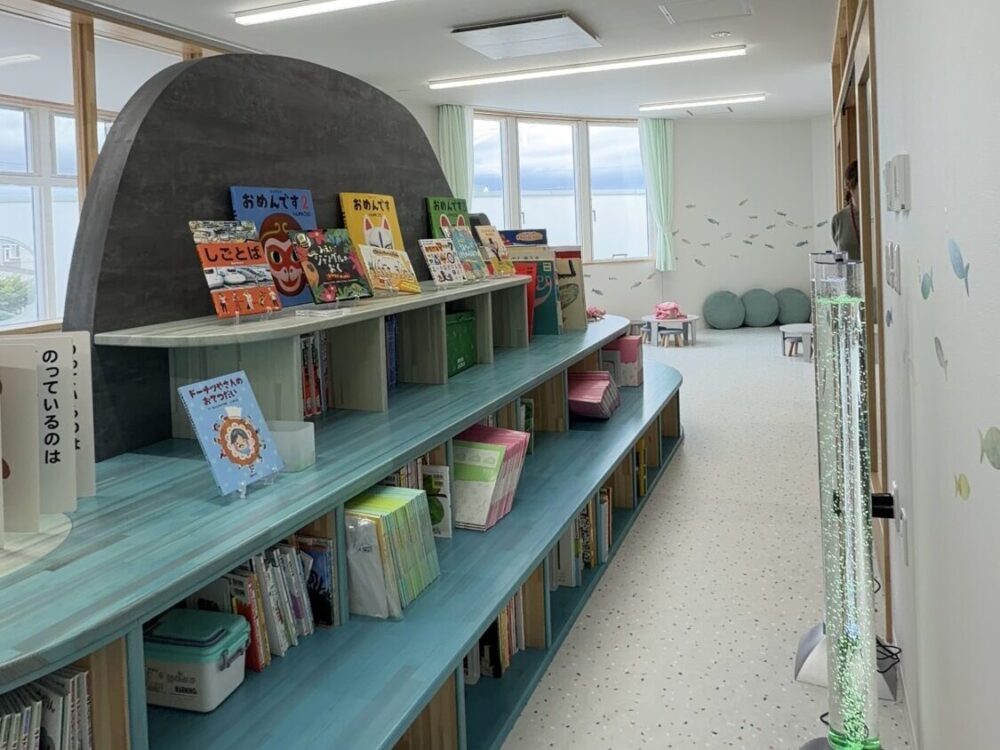 絵本が並び奥にくつろげる空間がある青空幼稚園の絵本の部屋