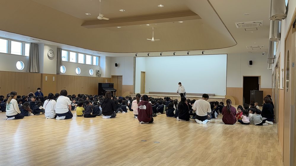 木を使った床が広がる青空幼稚園のプレイルーム