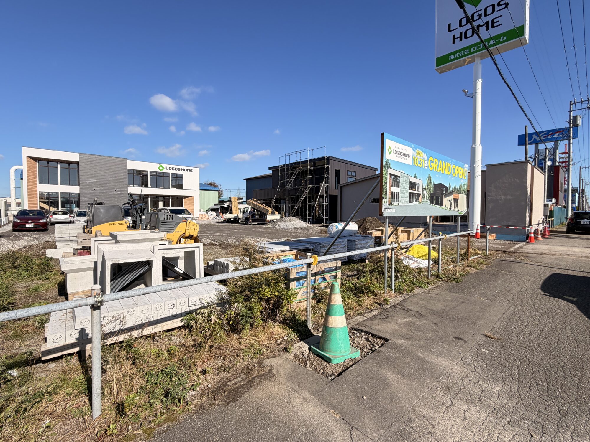 ロゴスホーム苫小牧の新店舗と建設中のモデルハウス