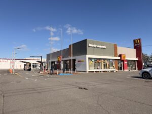 苫小牧市新開町3丁目にあるマクドナルド36号苫小牧店の外観