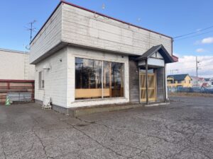 看板が外れた「炭火焼の店 牛たん にし」の外観（2026年10月28日撮影）