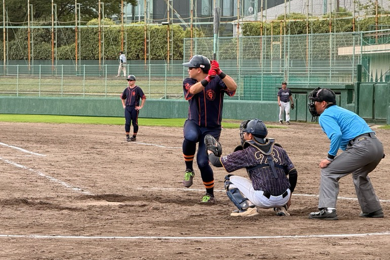 野球の試合で打席に立つ石山さん