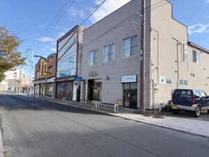 苫小牧市錦町2丁目、二条通り沿いにプレオープンしたMARUMIN COFFEE & WINEの外観